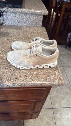 Women’s On Cloud Cloud, Tech Running Shoes, Sneakers Size 9.5