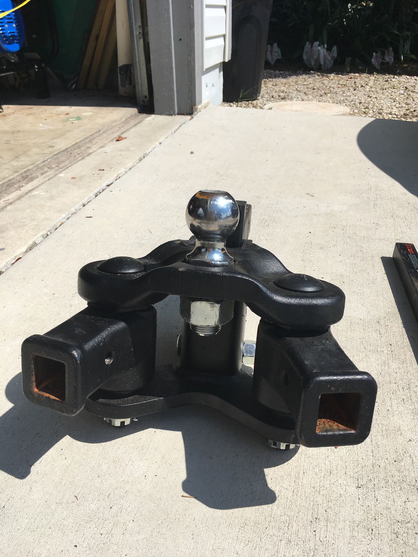 Heavy duty tow hitch with weight distribution