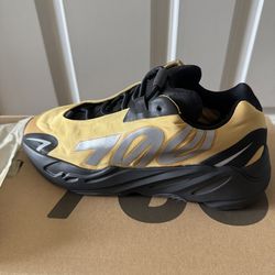 Yeezy 700 size 8