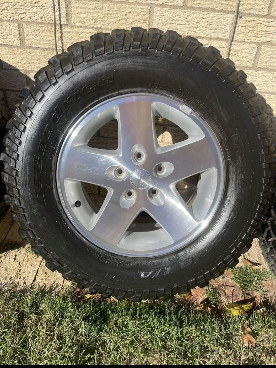 READ DESCRIPTION Jeep OEM Wheels / Used Tires Included 