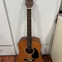 Acoustic Guitar With 2 Pick