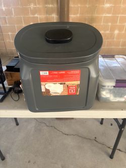 Reddy 25 lb Airtight Food Storage Container