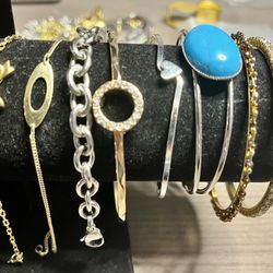Vintage bracelet lot. All different colors. Shapes and sizes. As is no returns. Make me an offer I can’t refuse. Please feel free to ask me any questi