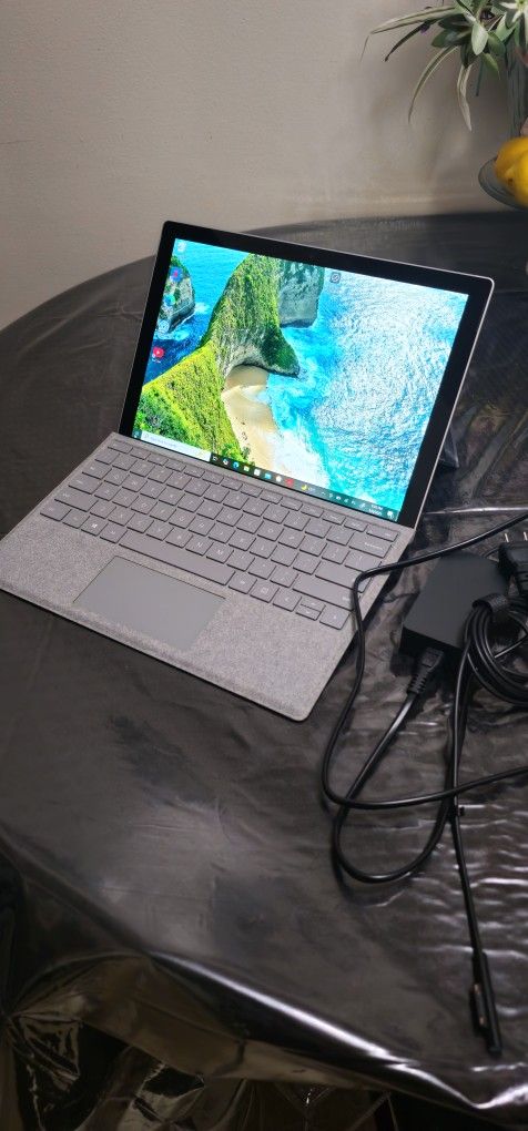 GREAT CONDITION MICROSOFT SURFACE PRO 6 WITH KEYBOARD