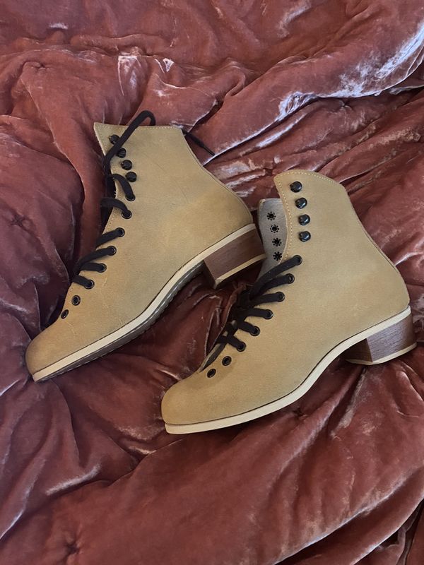 Tan Riedell roller skate boots, Size 5/6-6.5 for Sale in San Diego, CA