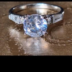 Round Diamondish in an White Gold Engagement Ring sz 8