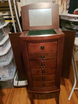 Jewelery dresser