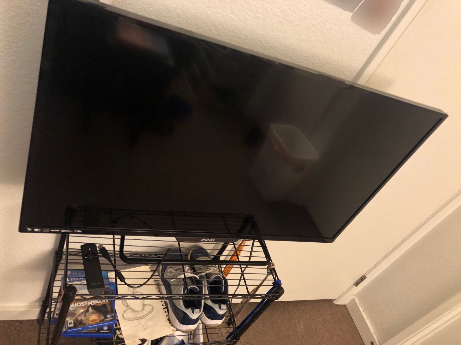 Phillips 4000 Series 40 Inch Tv w/ special gift included!! 9/10 Condition :)
