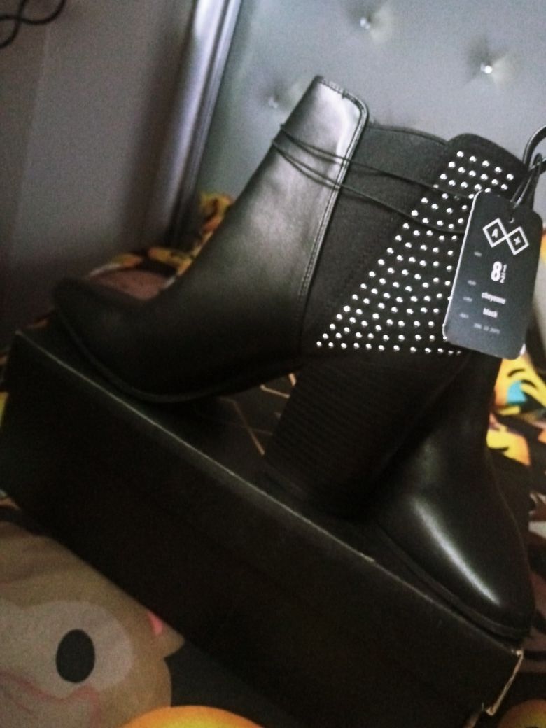 Ladies boots size 8 1/2. (Black)