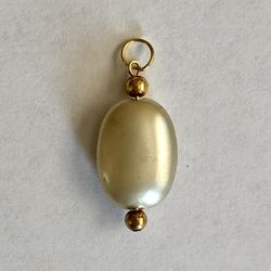 ⚪️ Pretty off white creamy pearl-like cats eye and gold tone bead pendant reworked from vintage jewelry