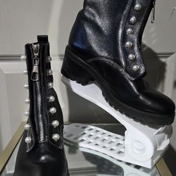 Extra Jammin Combat Boot Pearls. Size 9