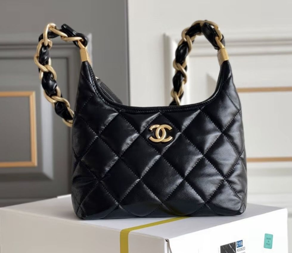CHANEL 24A diamond check gold buckle leather chain sheepskin cross-body handbag women's black(P744)