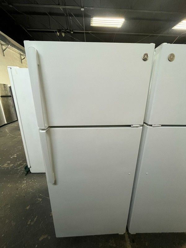 Refrigerator GE 28 Ice Maker Great Condition