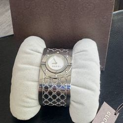 Gucci Steel Bangle Watch - White Quartz 