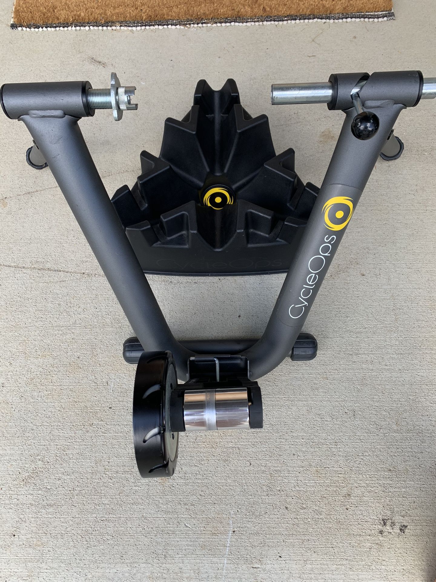 CycleOps Mag Trainer with Climbing Riser Block