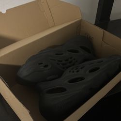 YZY FOAM RNNR ( SIZE 9 US MEN )