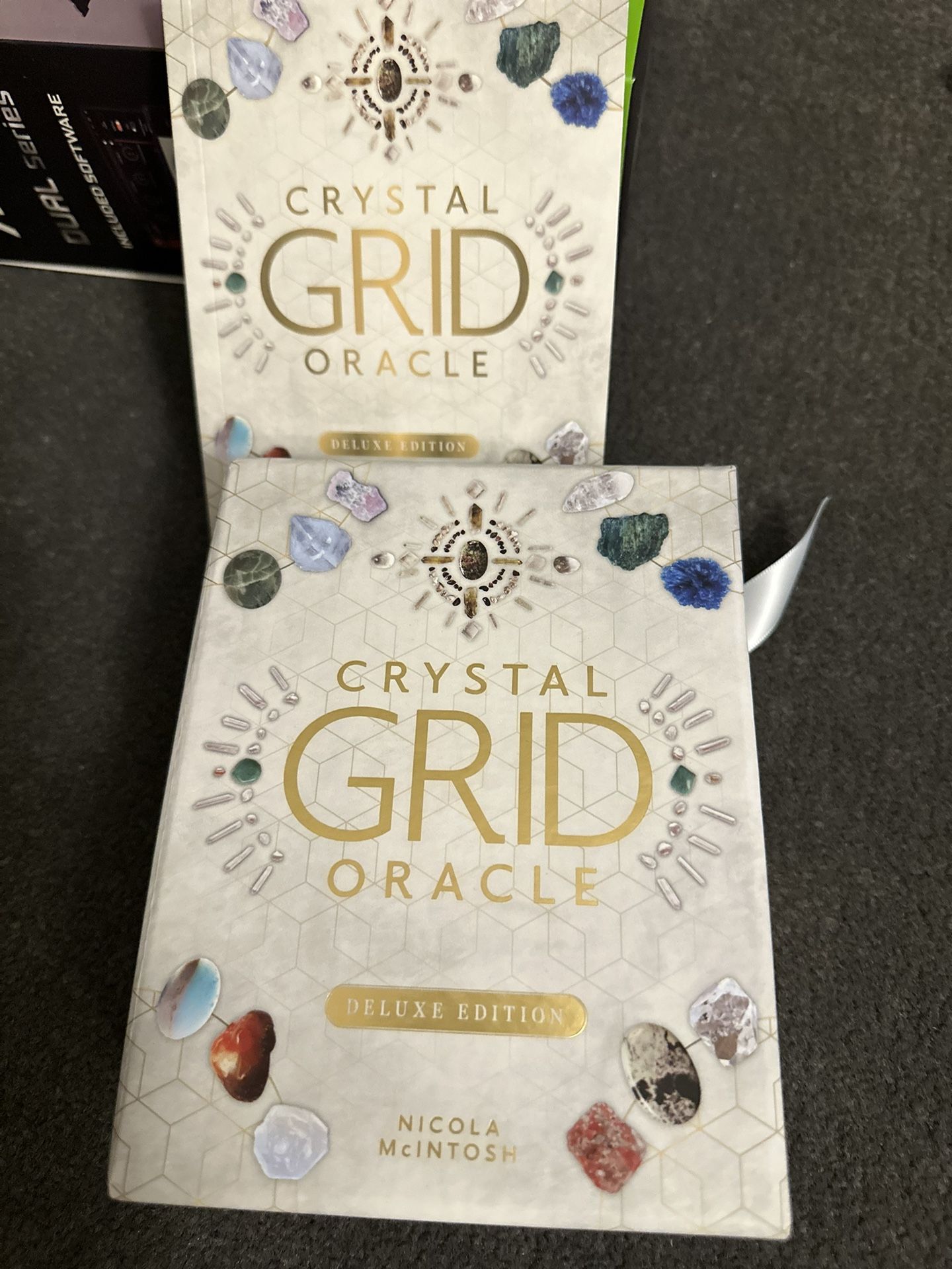 Crystal Grid Oracle - Deluxe Edition: (72 Gilded Cards and 176-Page Full-Color Guidebook)