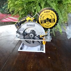 DeWalt. 20v New  Flexvolt.  Circular Saw.   7 1/4". Brushless Motor 
