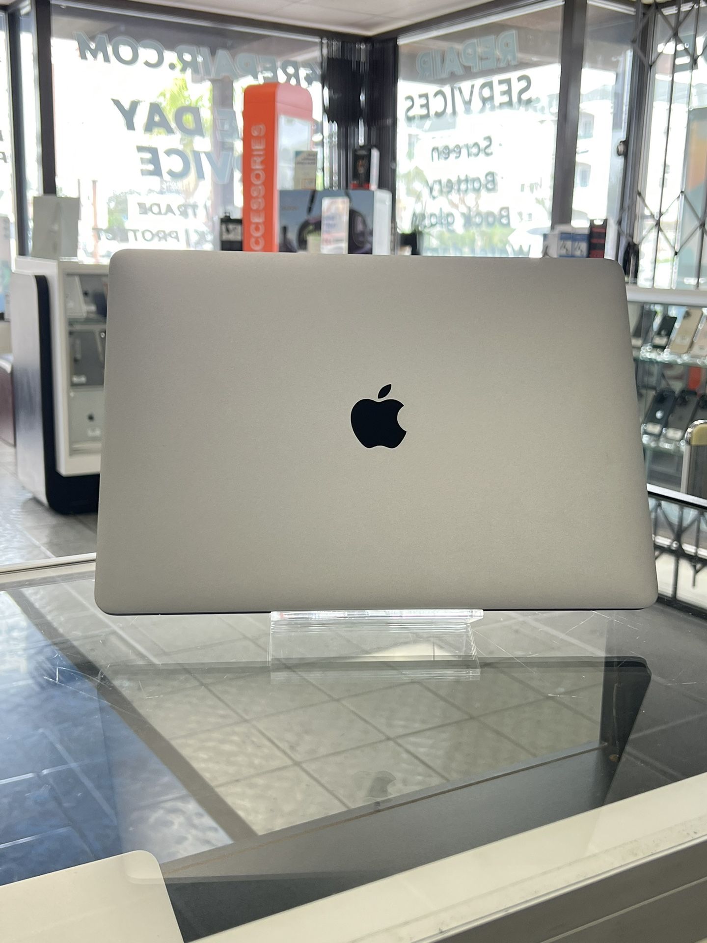 MacBook Pro 13” 2020 i5 8GB 512GB