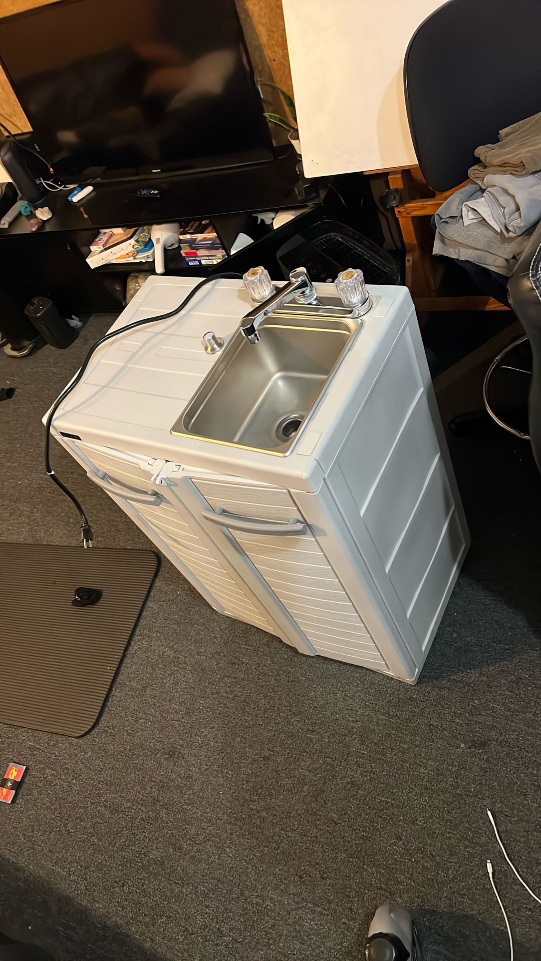 Portable self contained hot water sink / hand wash station