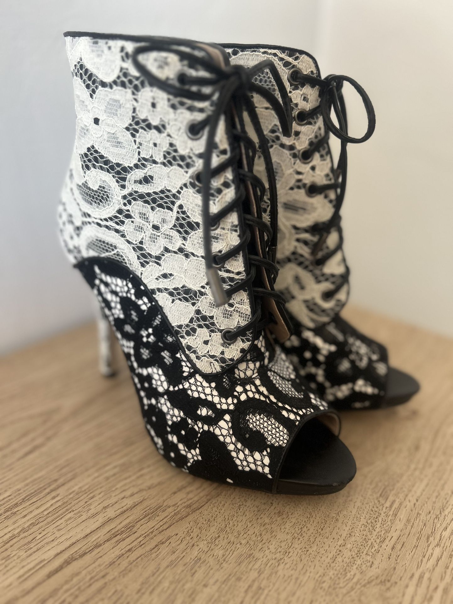 Black/white Lace Bootie Heels Sz 8