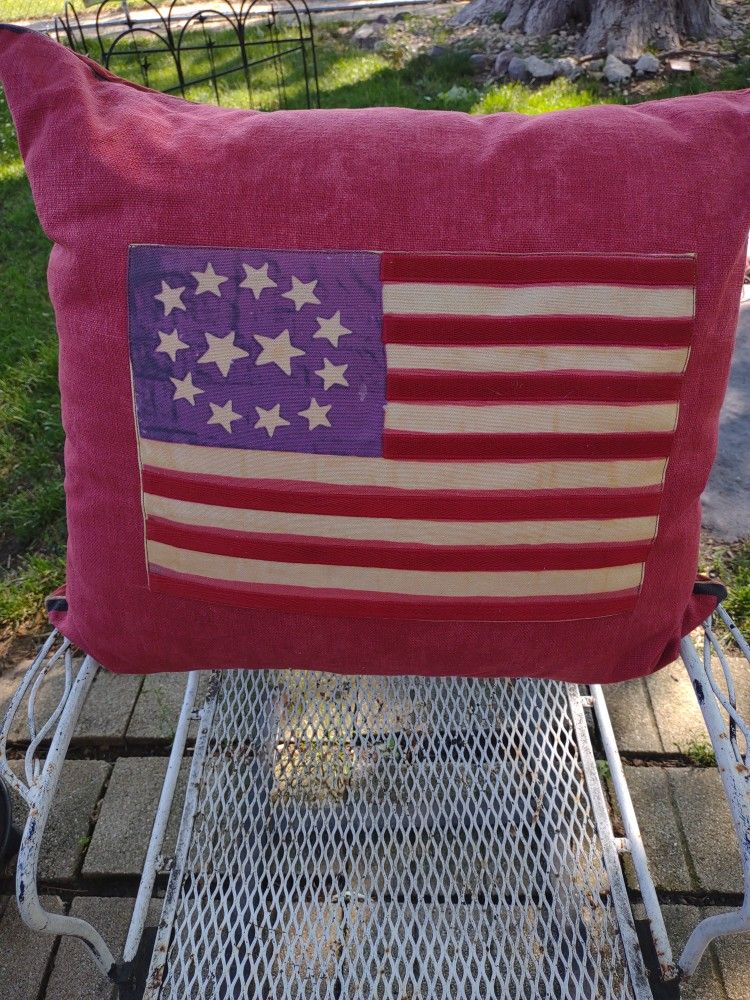 RED GIANT 22" PILLOW WITH FLAG