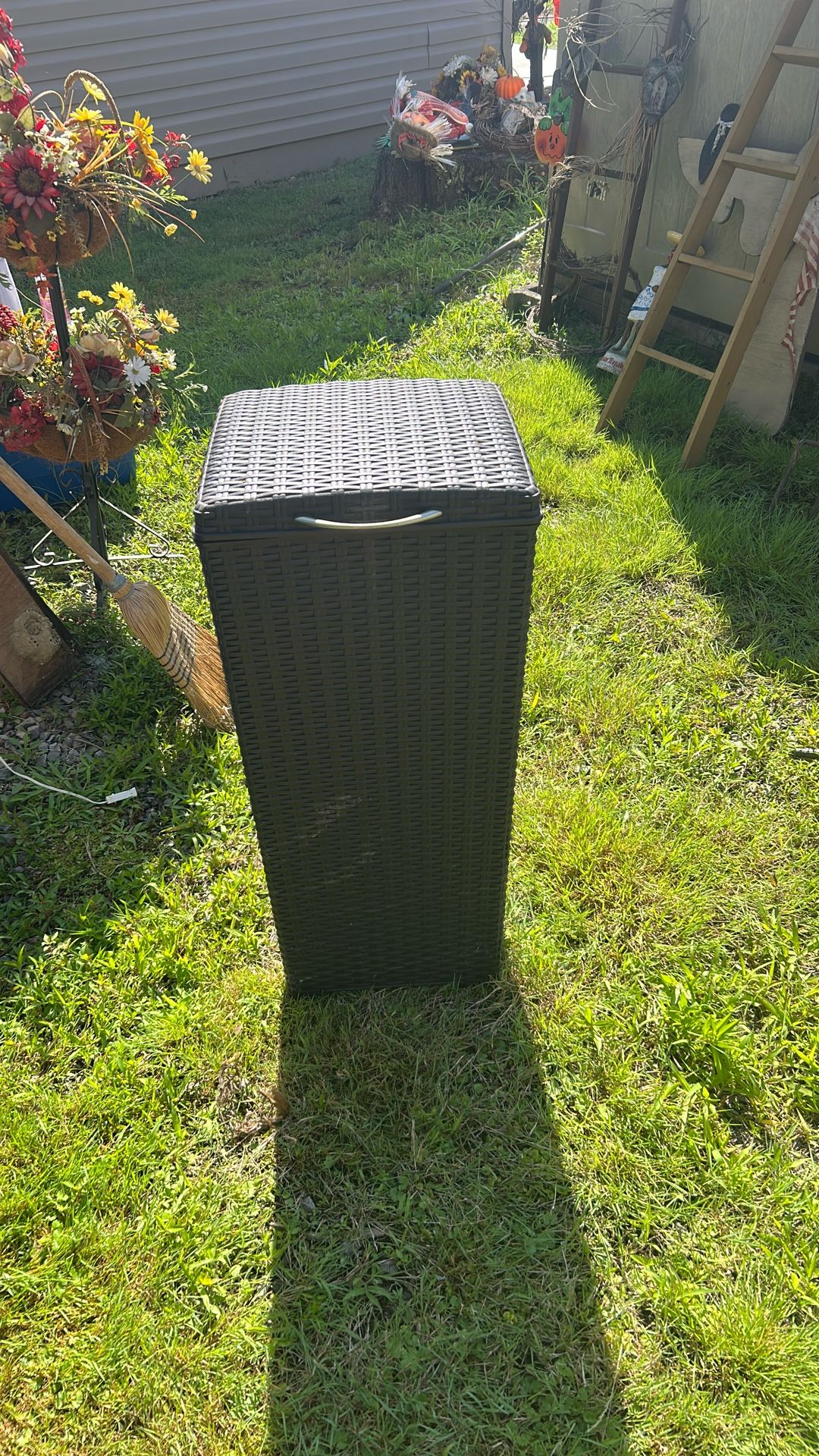 Wicker Outdoor Garbage Can With Liner