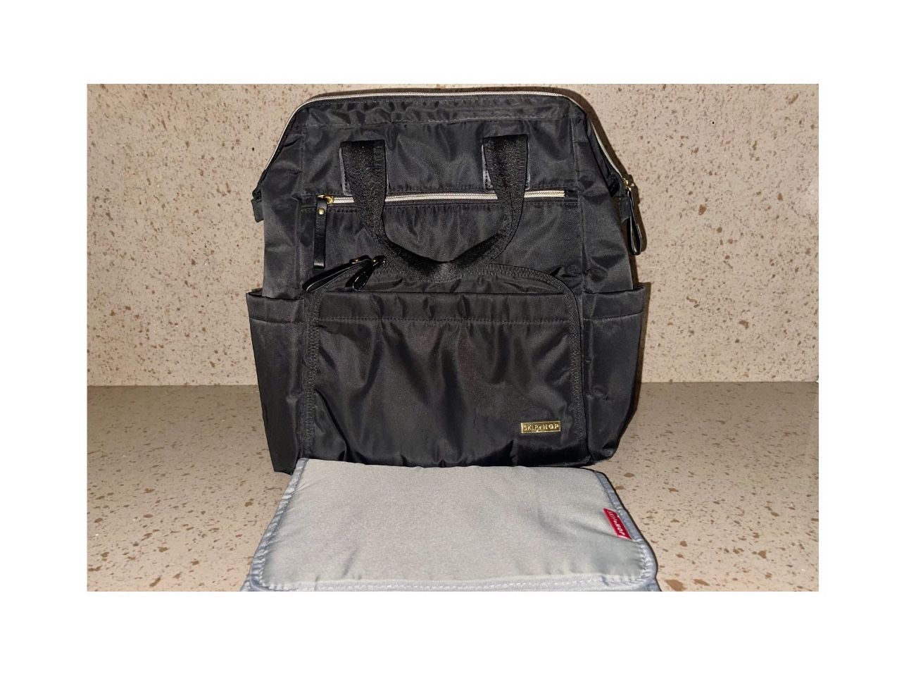SkipHop diaper backpack has straps to clip on stroller & changing pad this was my extra used once/ pañalera super espaciosa