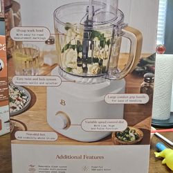 Beautiful 10-cup food processor w/accessories