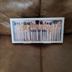 DELUXE MAKE UP BRUSH SET 20 PIECE 