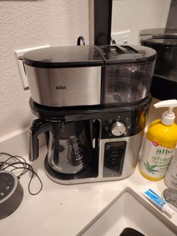 Braun MultiServe Drip Coffee Maker, specifically a model from the MultiServe Plus line, which offers features for both hot and cold coffee brewing. 