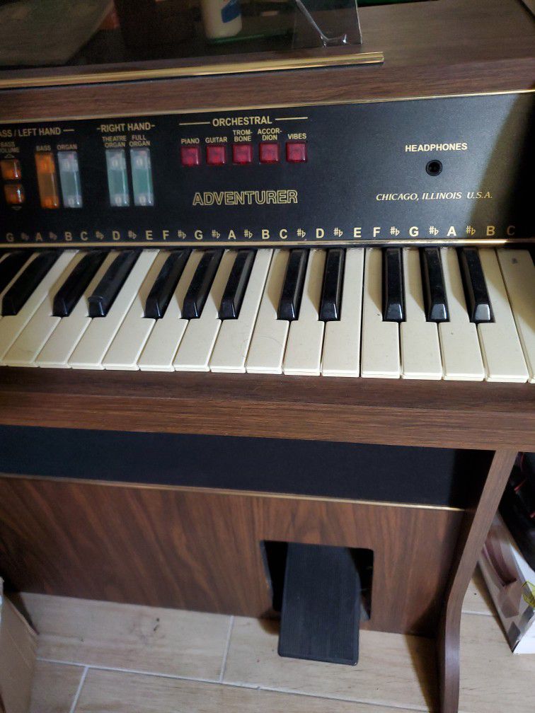 Lowrey Adventurer Organ Piano