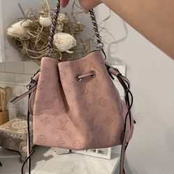 L..V Mahina bucket pink handbag NEW🎀