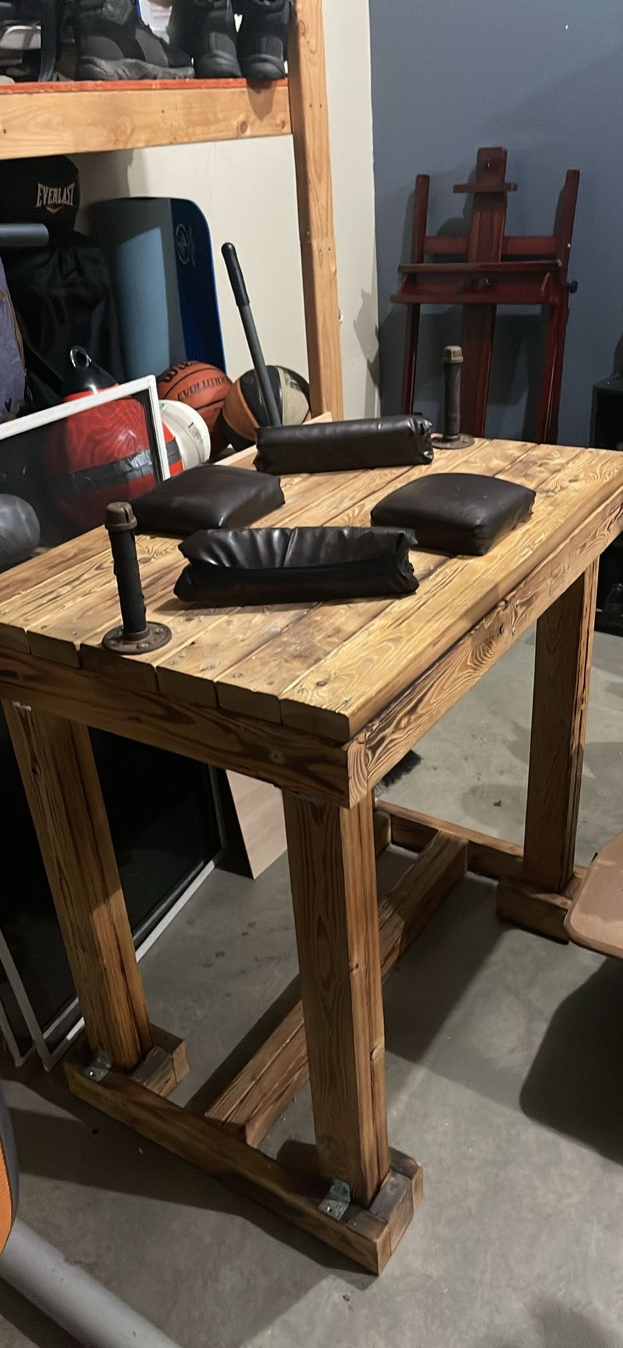 Arm wrestling table