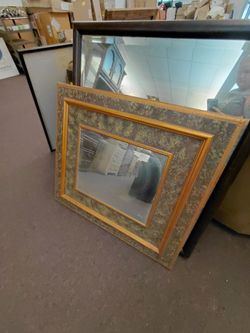 Mirror with decor edge