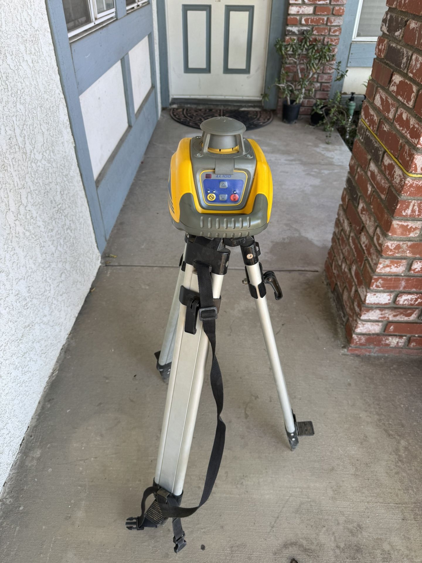 Spectra LL100 Self-Leveling Laser Level Kit w/ HR320 Receiver, Tripod and Case