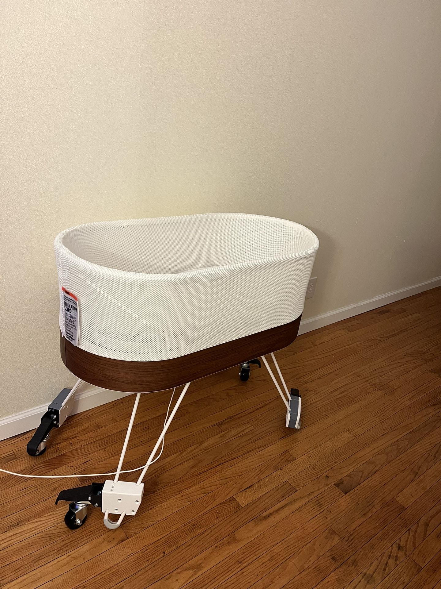 SNOO w/ wheels! Smart Sleeper Baby Bassinet