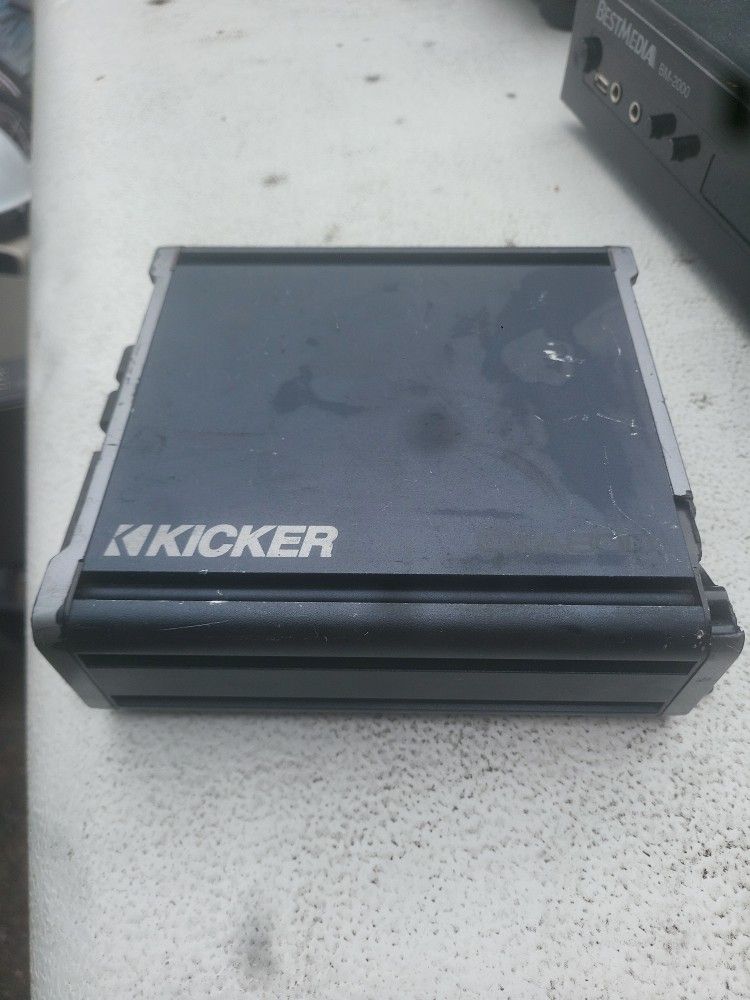 Kicker CXA 8001 Amp