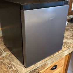Hisense Mini Fridge / New