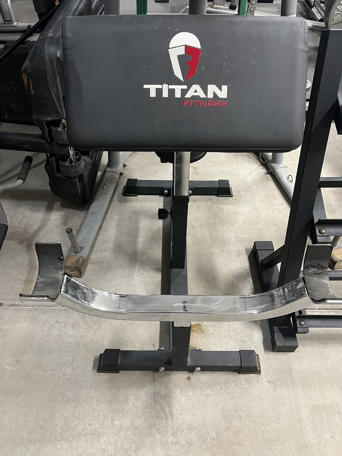 Titan Preacher Curl