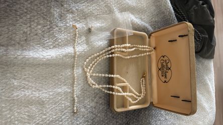 Queen And Collection Pearls