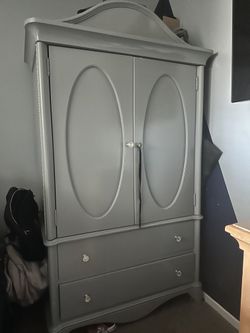 Dresser in good condition, made of solid wood. It has already been painted and features a mirror on the door—which I have removed—and is in like-new c
