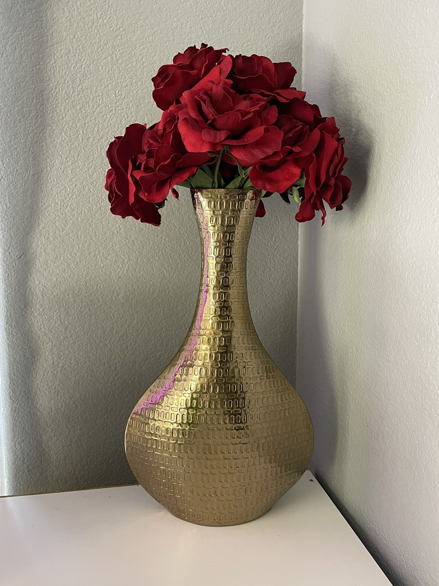 Gold Vase With Fake Roses 🌹 