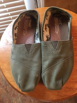 Cucumber Green Toms Flats - Size 6.5w