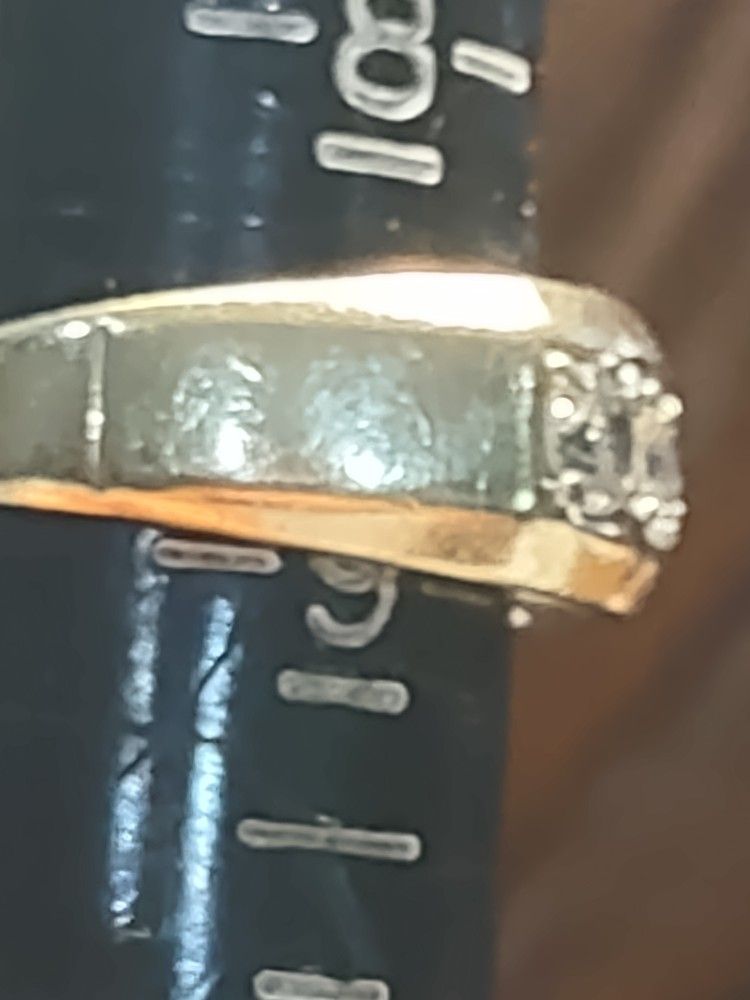 10k yellow 3 Natural Diamonds Round Gorgeous Ring Size 9