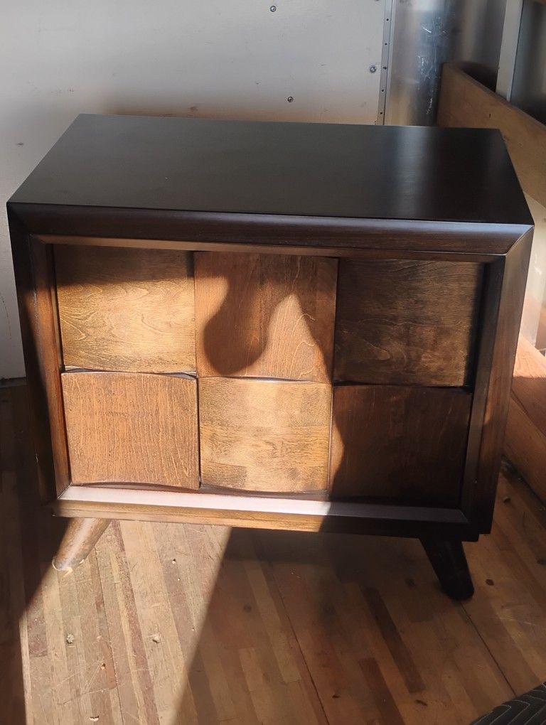 Amazing End Table, Rug, Office Chair