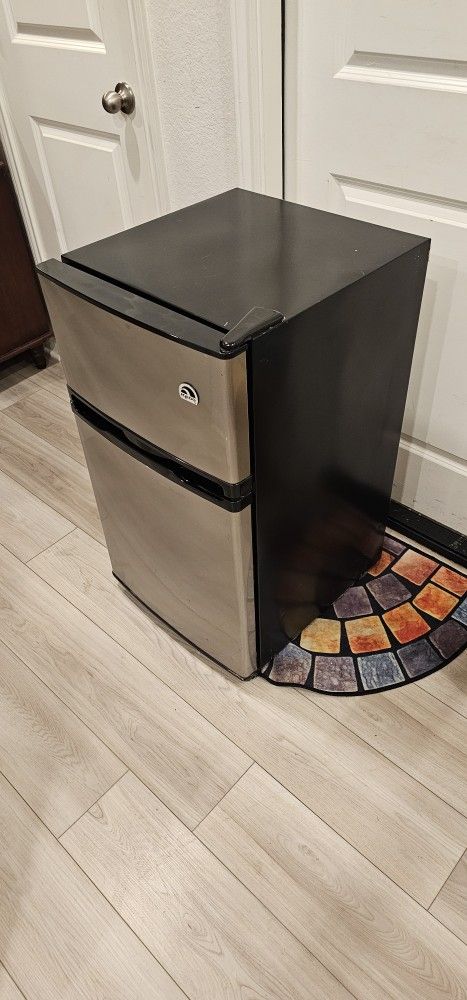 Igloo Mini Fridge With Separate Freezer