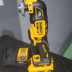 Dewalt Multitool, Battery 5 Ah And Charger