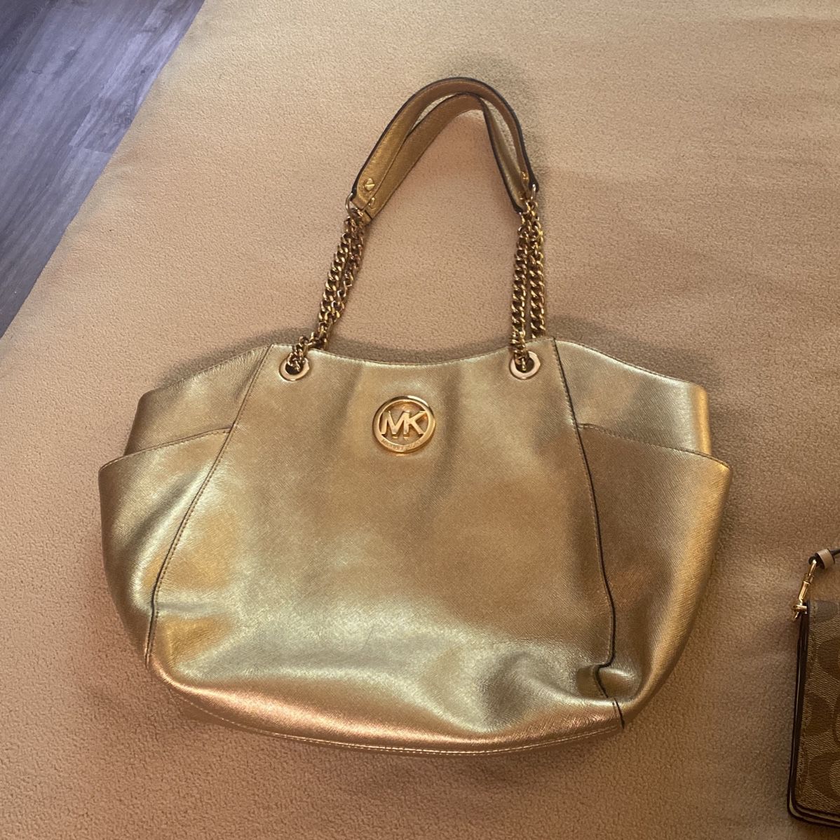 Michael Kors Cindy Dome Crossbody Bag for Sale in Arlington, TX - OfferUp