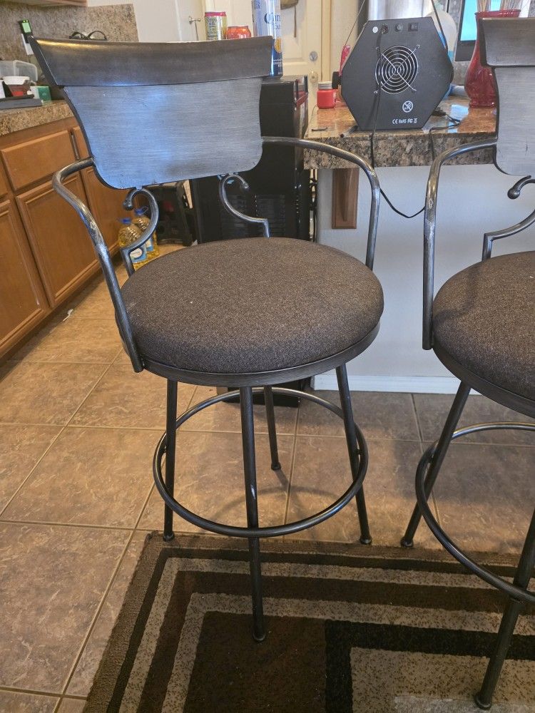 Swirvel Bar Stool